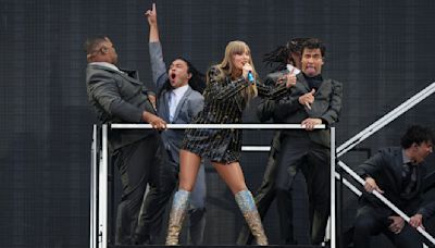 Taylor Swift presenta a Travis Kelce en concierto de su gira Eras en Londres