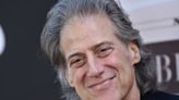 El cómico Richard Lewis, estrella de 'Curb Your Enthusiasm', fallece a los 76 años