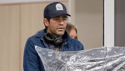 Adrian Grenier pushes mountains of luggage as he arrives in Byron Bay