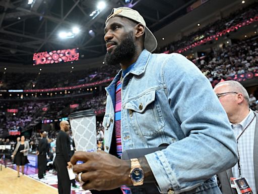 NBA》LeBron James到騎士主場觀戰 全場球迷起立歡呼