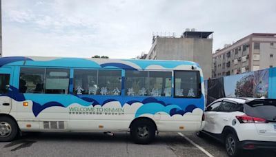 司機衝下車上廁所「忘拉手煞車」公車倒退嚕 撞凹對面休旅車