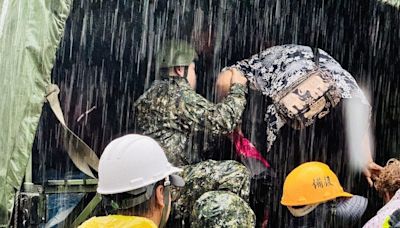 颱風來襲高雄山區撤離逾2千人 邱議瑩關心送物資