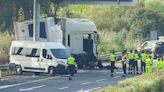 La Guardia Civil encontró tres furgonetas cargadas de gasolina cerca del camión que mató a seis personas