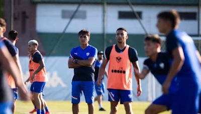 Gustavo Quinteros y su Vélez: de la “vergüenza” tras la goleada ante River a estar entre los cuatro mejores