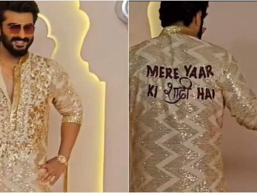 Anant Ambani and Radhika Merchant's wedding: Arjun Kapoor grabs eye-balls with his customised 'mere yaar ki shaadi hai' golden kurta set - WATCH | Hindi Movie News - Times of India
