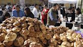 Con hojaldra monumental celebran Día de Muertos en el centro de México