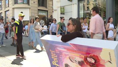 Arranca la campaña 'Siéntate a leer': colocan 26 bancos con forma de libro en Madrid