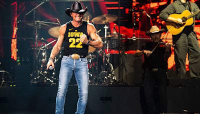 Caitlin Clark has fan in country superstar Tim McGraw, who wore 22 jersey for Iowa concert