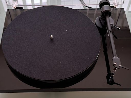 Pro-Ject E1 review: a low-price, beginner-friendly turntable that looks as good as it sounds