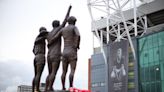 Old Trafford homenajea a Bobby Charlton