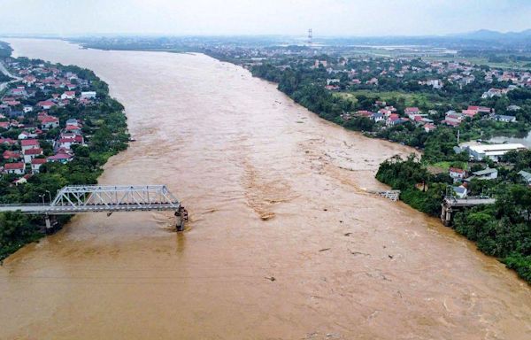 Typhoon Yagi collapses busy bridge in Vietnam