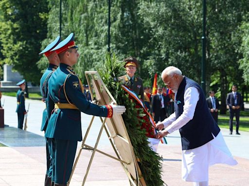 PM Modi pays tribute at ‘Tomb of the Unknown Soldier’ in Russia