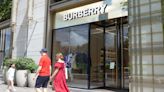 Luxusmarke holt neuen CEO - Burberry gibt Gewinnwarnung, Aktie rauscht ab