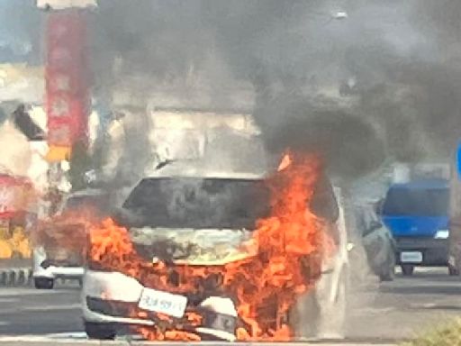 快訊/上班驚魂！台中環中路街頭休旅車「車頭起火」狂燃畫面曝