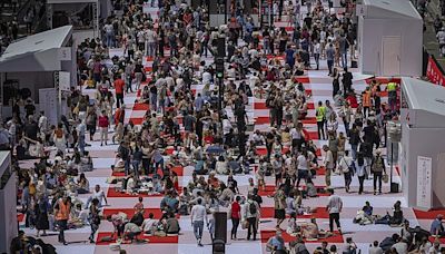 Paris' traffic-clogged Champs-Elysees turned into a mass picnic blanket for an unusual meal | Chattanooga Times Free Press