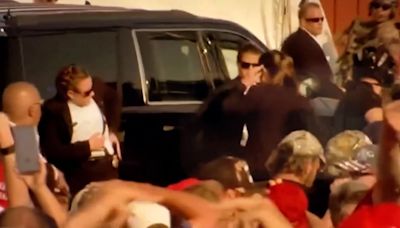 Secret Service agent struggles to holster weapon after Trump shooting