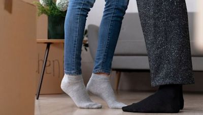Las diferencias entre andar descalzo y con zapatillas en tu casa: qué es lo más conveniente para tu pie, según un podólogo