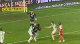 Un hincha invadió la cancha para agredir a Enner Valencia por errar un penal: un rival lo defendió, lo expulsaron y la secuencia terminó en gol