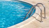 Los peligros de llenar la piscina de casa con agua no potable: el simple contacto ya es un riesgo