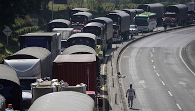 Road blocks lifted as Colombia reaches deal with striking truckers