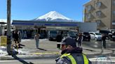 遊客搶拍富士山造成混亂 河口湖站前Lawson架「黑幕」動工了