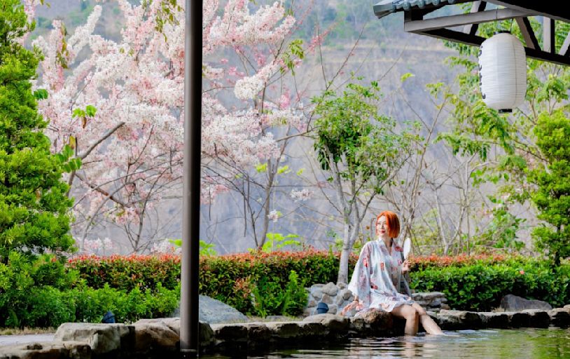 螢光、溫泉、粉色花語超浪漫 東高雄山城祕境療癒身心