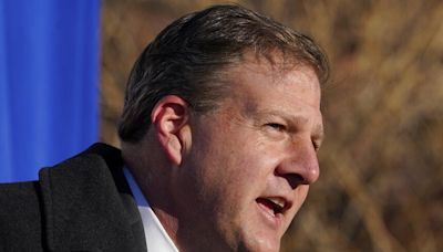 Gobernador de New Hampshire describe al demócrata Gavin Newsom como un “imbécil” - La Opinión