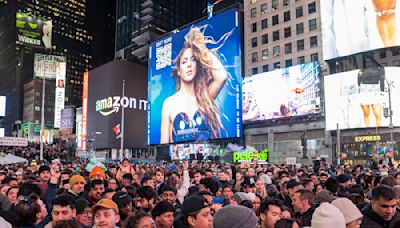 Vídeo | Shakira da un concierto sorpresa en Times Square: “Qué delicia estar aquí rodeada de mi gente latina”