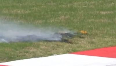 "¡Hay fuego! Lo más raro que he visto jamás": las insólitas banderas rojas en el GP de China 1 por dos incendios en la hierba