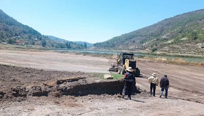 Construyen cancha en laguna afectada por la sequía en Vicente Guerrero