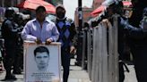 Caso Ayotzinapa: Padres de los normalistas desaparecidos se reúnen con Sheinbaum