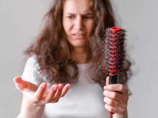 Las cuatro mejores maneras de usar el aceite de romero para detener la caída del cabello