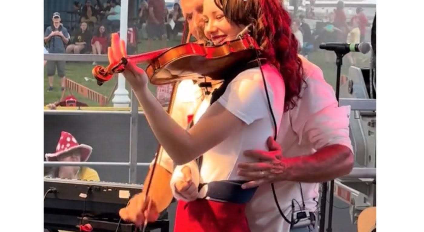 Dad Literally Lends a Hand to Daughter Who Broke Wrist Before a Violin Performance (WATCH)