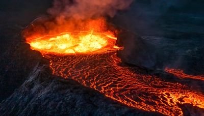 影》印尼魯仰火山持續噴發 夜空火紅閃電不斷 - 國際