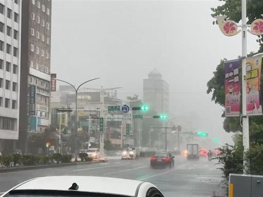 快訊／暴雨狂襲嘉義！路面積水到腳踝能見度降低 路人驚呼像颱風