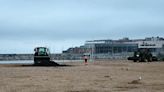 Retiran seis toneladas de basura de la playa de Poniente tras la Hoguera de San juan