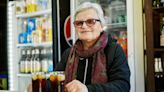 “Todos los gauchos me llaman mamá”: la mujer de 61 años que atiende un almacén centenario en un pueblo de 11 habitantes