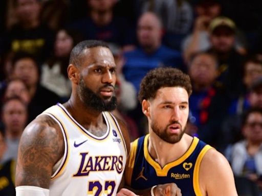 LeBron James le come el coco a Klay Thompson