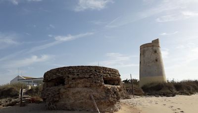 Encuentran de madrugada a un bebé de dos años solo en la torre de El Palmar mientras sus padres están de copas en un bar