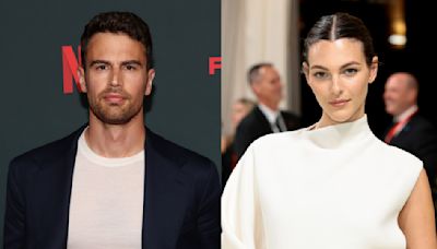 Uau! Theo James viraliza após pegação QUENTE de sunga com Vittoria Ceretti em barco durante gravação de comercial; assista - Hugo Gloss