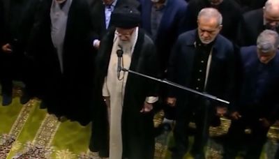 El funeral de Ismail Haniyeh, el líder de Hamas asesinado: miles de personas en las calles y el líder supremo de Irán rezando sobre el ataúd