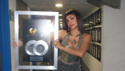 María Becerra sin doble disco de platino: una pareja se lo robó y quedó grabada