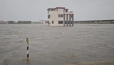 影/凱米颱風灌豪雨！宜蘭壯圍農田淹成「整片汪洋」 民宅變孤島
