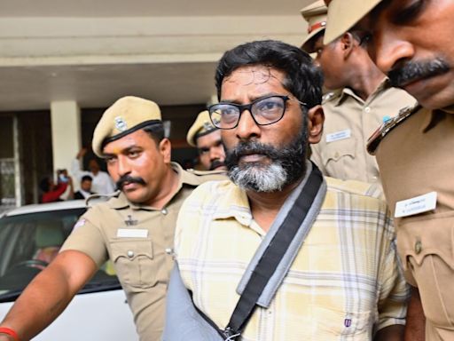 Flinging of broomsticks on ‘Savukku’ Shankar | Plea in Madras HC insists on a judicial inquiry