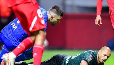 ¡La falló! Chicharito frente a la portería desperdicia gol para Chivas