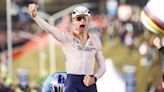 Van der Poel bate al sprint a Van Aert y logra su quinto título mundial