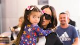 Sabrina Sato e a filha esbanjam carisma em aeroporto