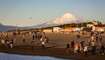 日本富士山登山季結束 政府管制措施見成效 通宵攻頂人數降九成