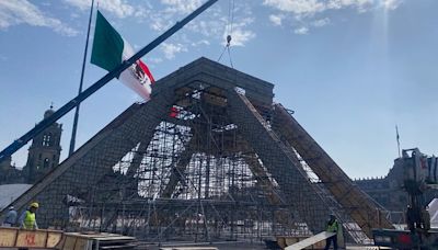 Dan forma a pirámide de Kukulkán en la explanada del Zócalo