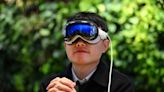 蘋果Vision Pro許多人在街上邊走邊用，《辛普森家庭》再度預言成功？